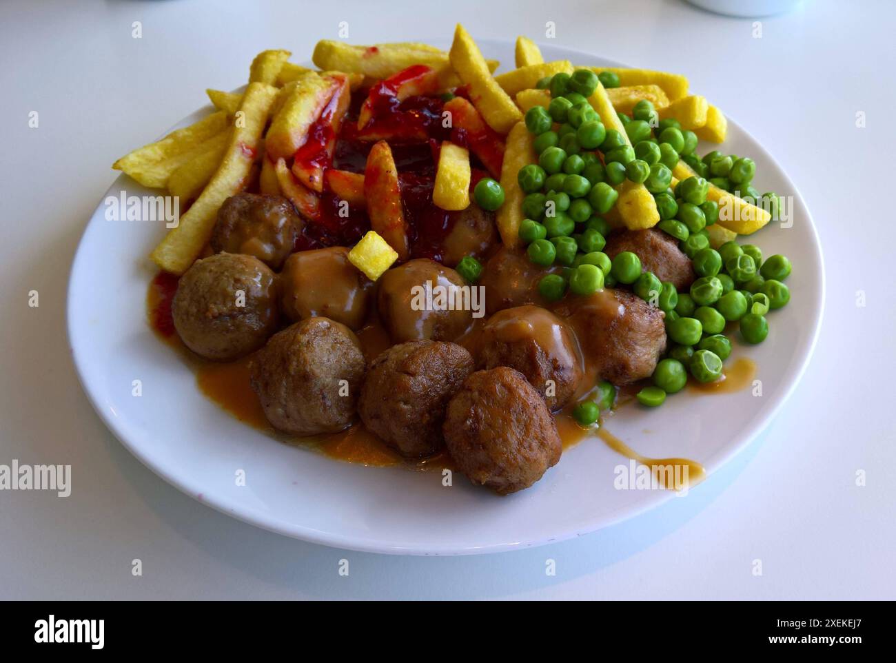 Ikea Food Restaurant, eine Portion Köttbullar mit Pommes und Erbsen ...