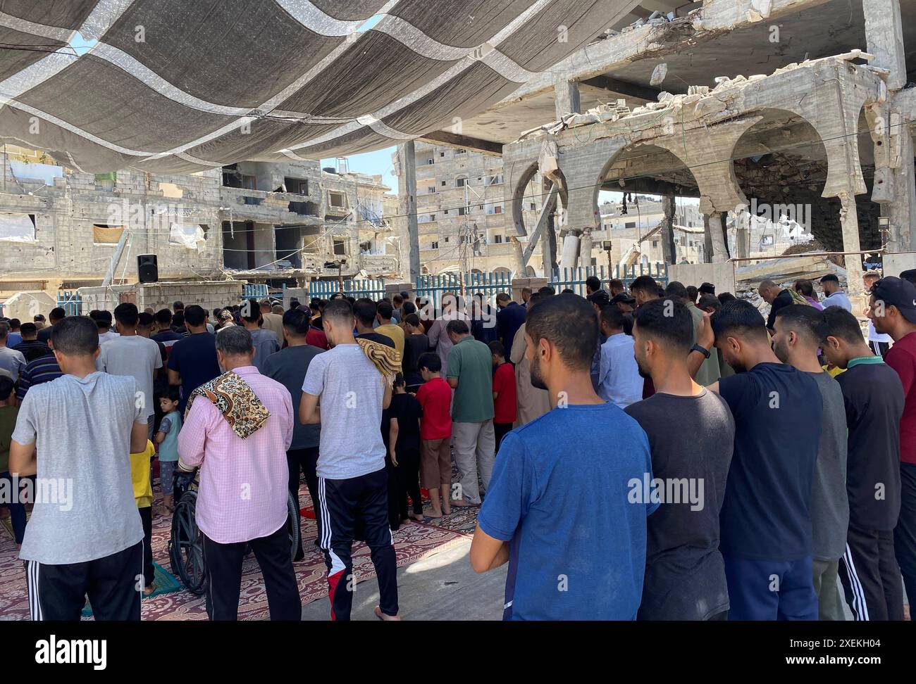 Muslims In Gaza Muslims perform Friday prayer among the rubble of Al-Shafii Mosque ...