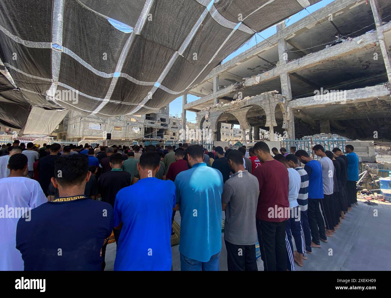 Muslims In Gaza Muslims perform Friday prayer among the rubble of Al-Shafii Mosque ...