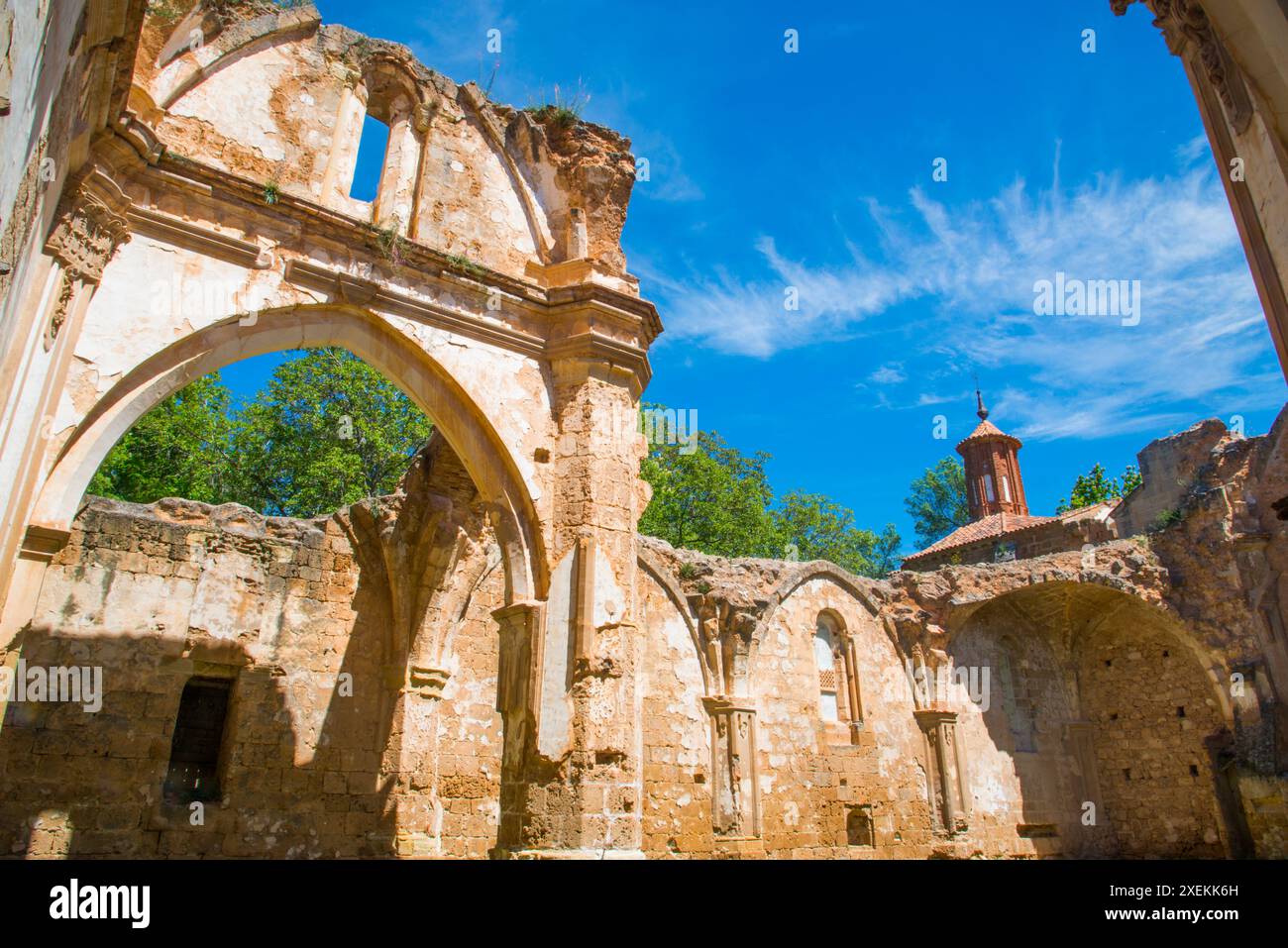 Ruinas medievales de piedra hi-res stock photography and images - Alamy