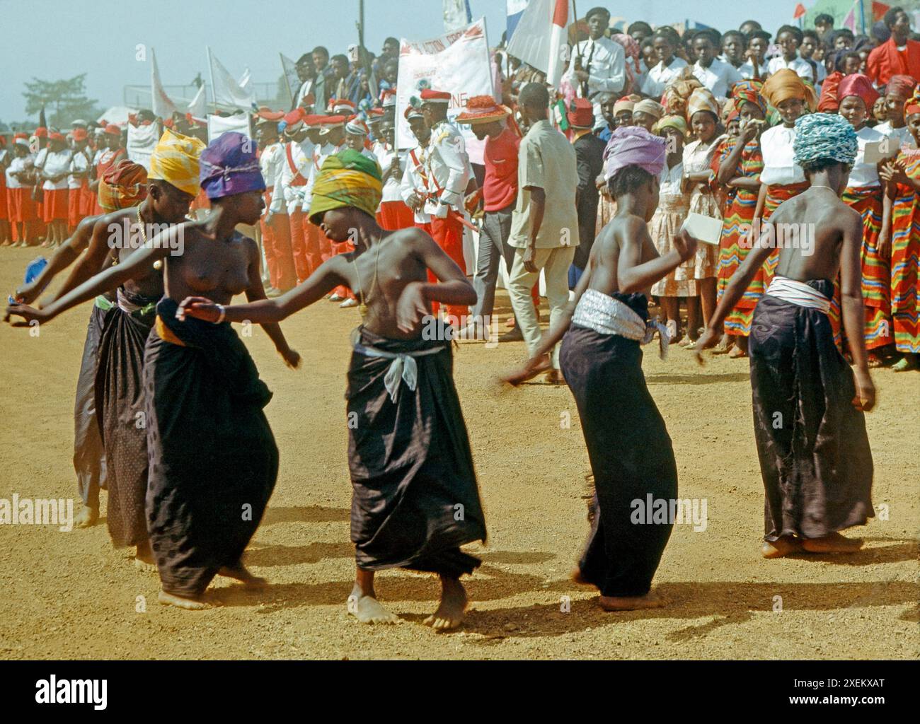 Der Tanzkreis ist Tradition bei jeder Festlichkeit in Afrika, hier tanzen junge Maedchen auf dem Festplatz in Freetown, der Hauptstadt von Sierra Leone, Westafrika Tanzkreis Afrika *** The dance circle is a tradition at every festivity in Africa, here young girls dance on the fairground in Freetown, the capital of Sierra Leone, West Africa Dance circle Africa Stock Photo