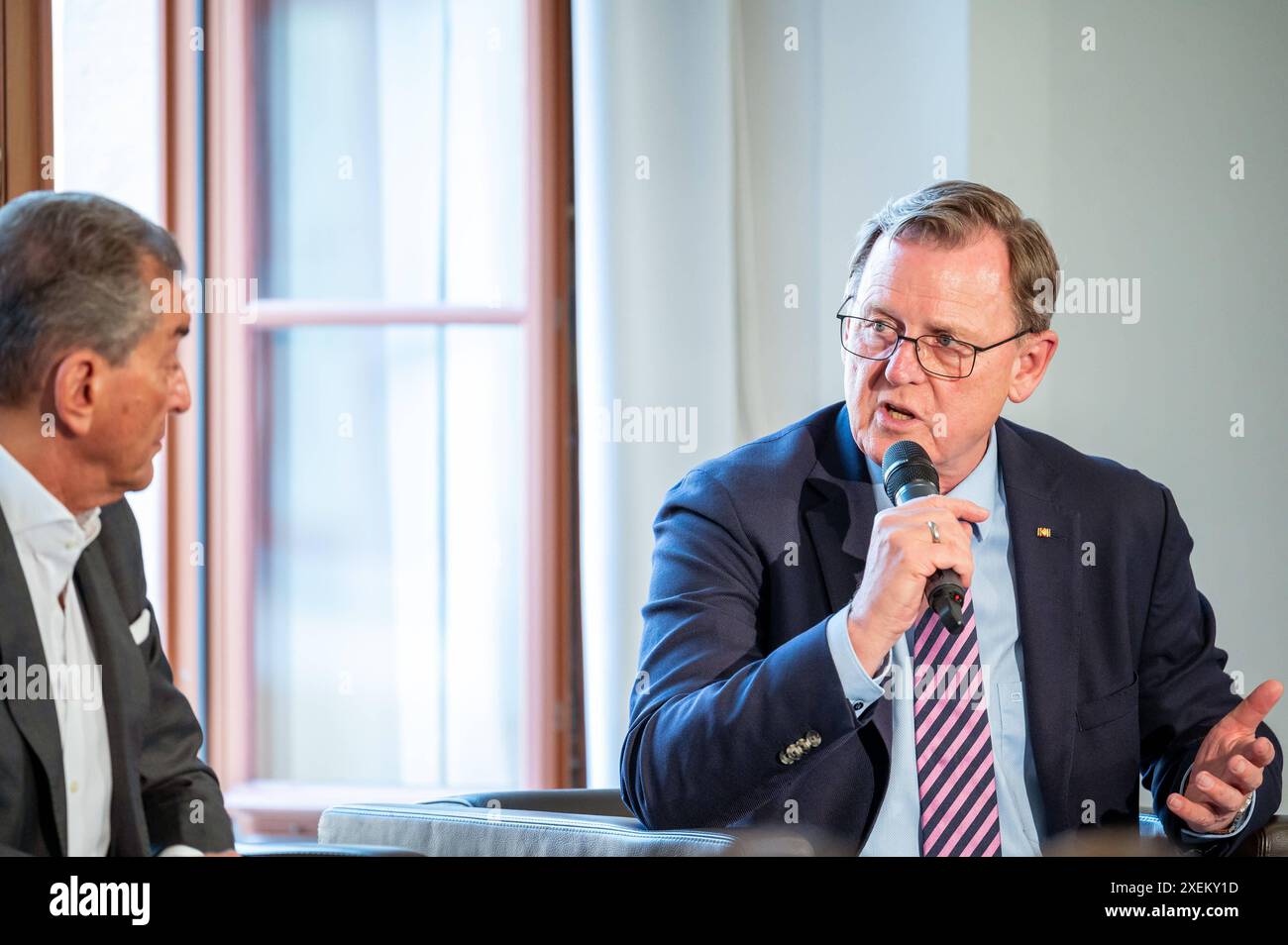 27.06.2024 Weimar - Ettersburg: Thüringens Ministerpräsident Bodo Ramelow Die Linke spricht bei einem Podiumsgespräch mit Michel Friedmann zum Thema Stresstest für die Demokratie im Rahmen der Ettersburger Gespräche auf Schloss Ettersburg. *** 27 06 2024 Weimar Ettersburg Thuringias Minister President Bodo Ramelow Die Linke speaks at a panel discussion with Michel Friedmann on the topic of stress tests for democracy as part of the Ettersburg Talks at Ettersburg Castle Stock Photo