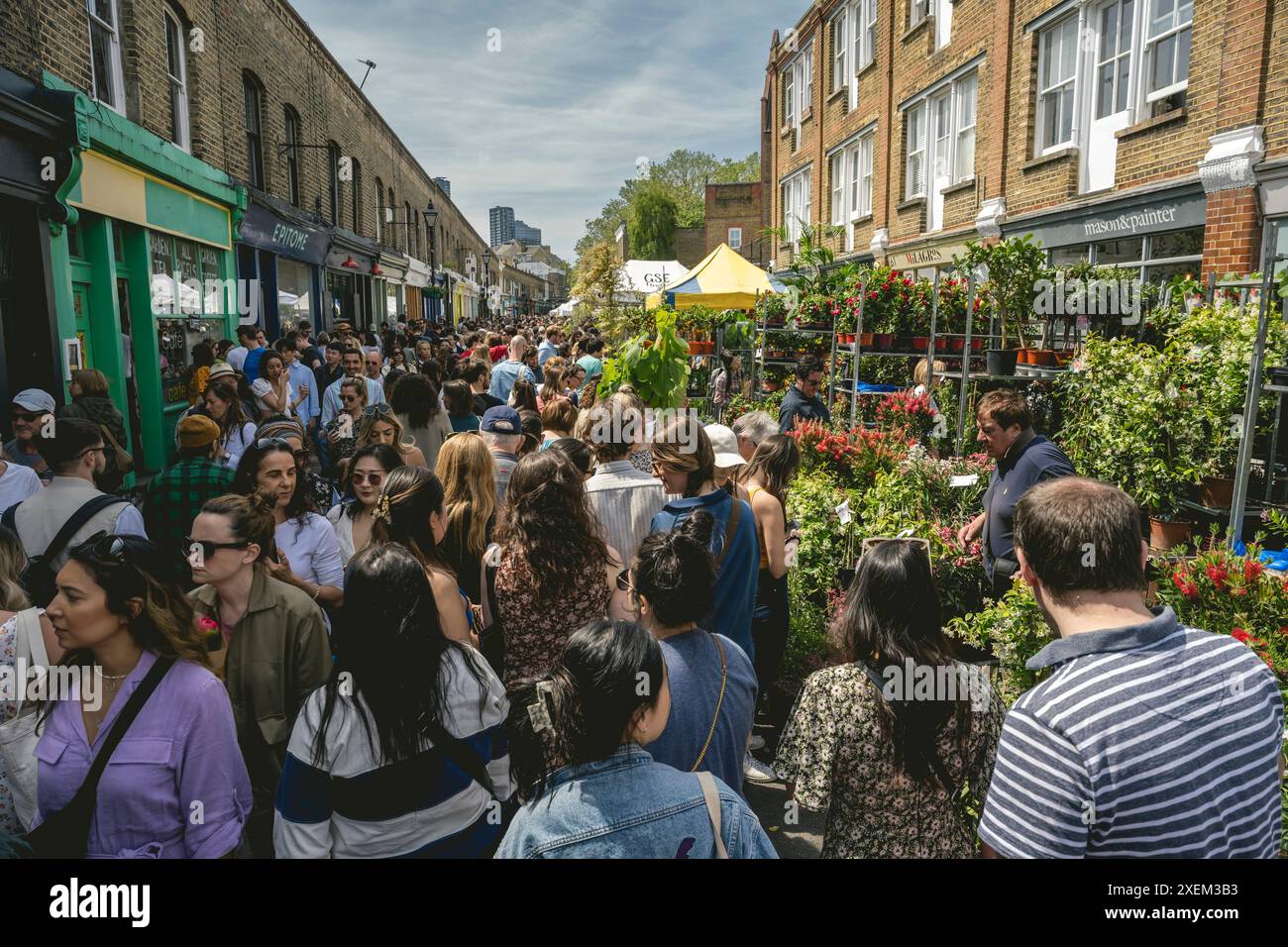 busy-street-at-columbia-road-flower-market-shoreditch-london-uk