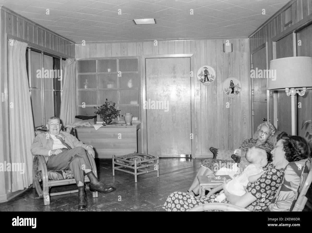Mother grandmother 1950's hi-res stock photography and images - Alamy