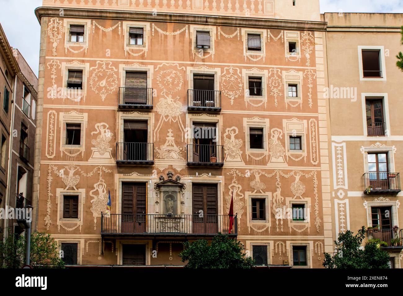 Building facade in old town Barcelona - Building Facade In Old Town Barcelona Spain 2XEN874