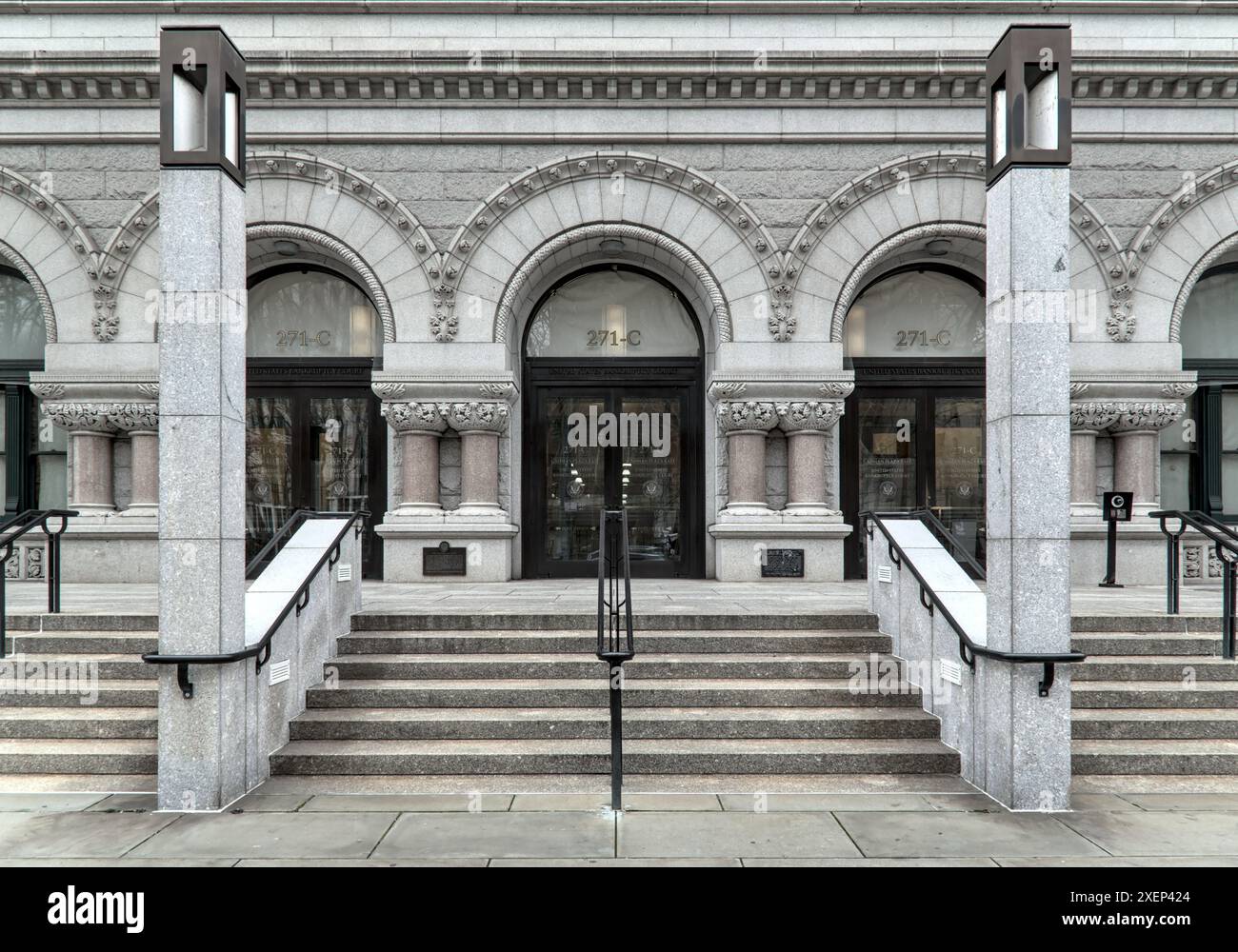 steps leading to borough hall, downtown brooklyn federal post office and bankruptcy court (cadman plaza) arches, columns, stairs (building entrance) Stock Photo