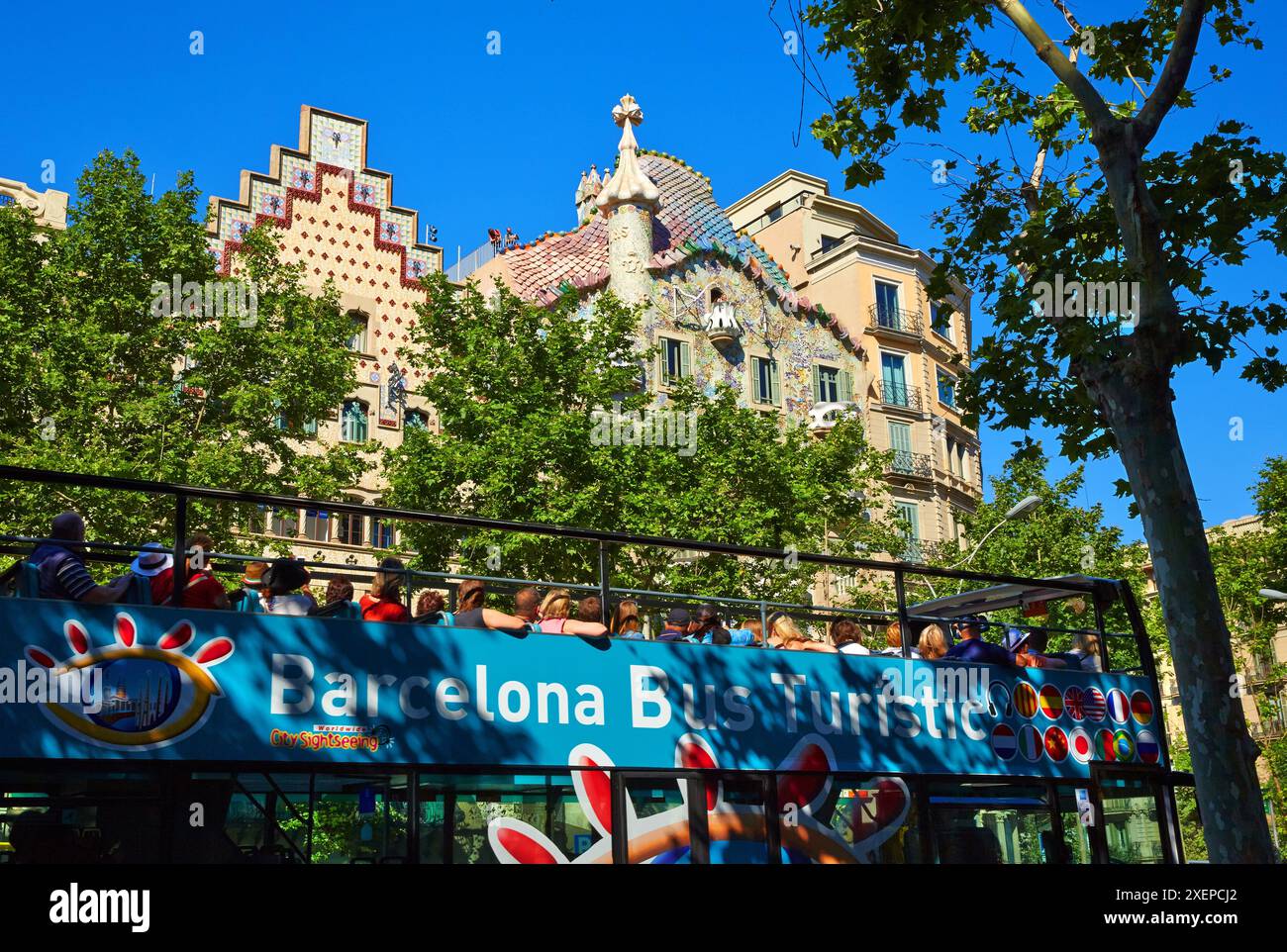 Tourist bus, Casa Batlló by Antoni Gaudí architect 1904-1906. Passeig de Gracia. Barcelona. Catalonia. Spain. Stock Photo