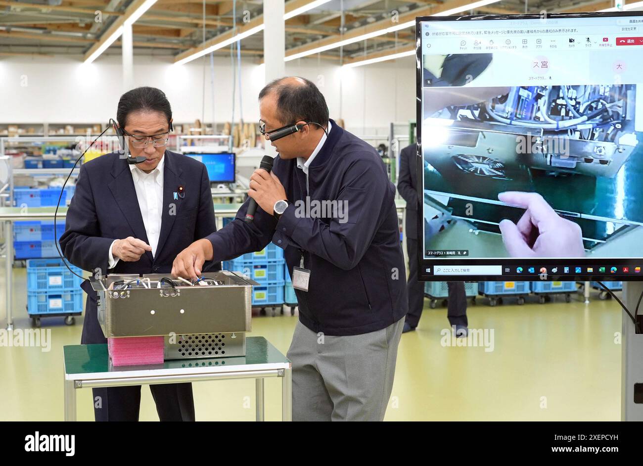 How Do Smart Glasses Connect to the Internet: A Comprehensive Guide 1 japanese prime minister fumio kishida l wearing a smart glasses a device connects to the internet for communication receives a briefing about how to use at the nirasaki factory of kyokuyo electric company in nirasaki yamanashi prefecture on june 29 2024 the yomiuri shimbun via ap images 2XEPCYH How Do Smart Glasses Connect to the Internet: A Comprehensive Guide