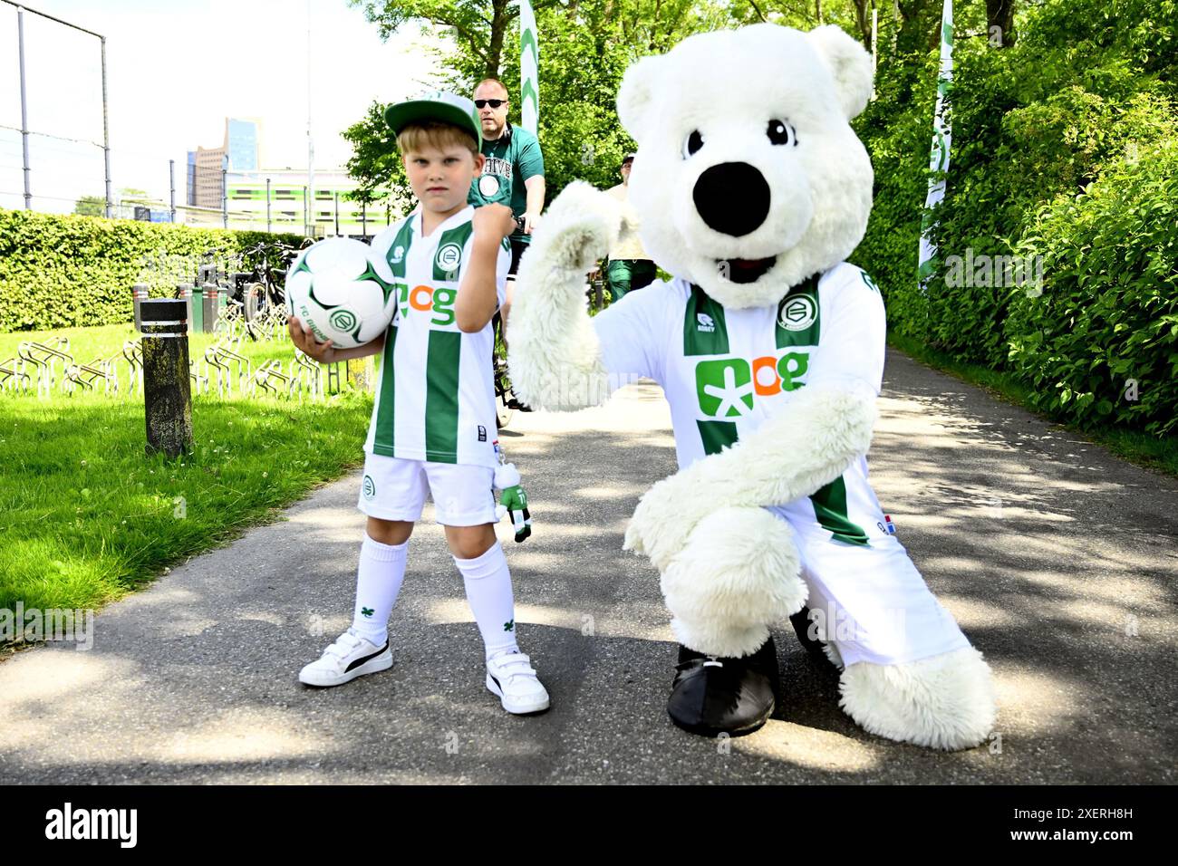 Groningen, Nederland. 29th June, 2024. GRONINGEN, 29-07-2024, Corpus den Hoorn, football, Dutch Eredivisie, season 2024/2025, first training FC Groningen, young supporter with mascot Groby Credit: Pro Shots/Alamy Live News Stock Photo