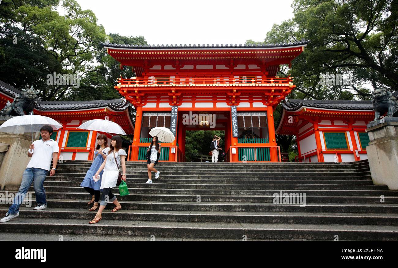 Yasaka jinja kyoto tourists hi-res stock photography and images - Alamy