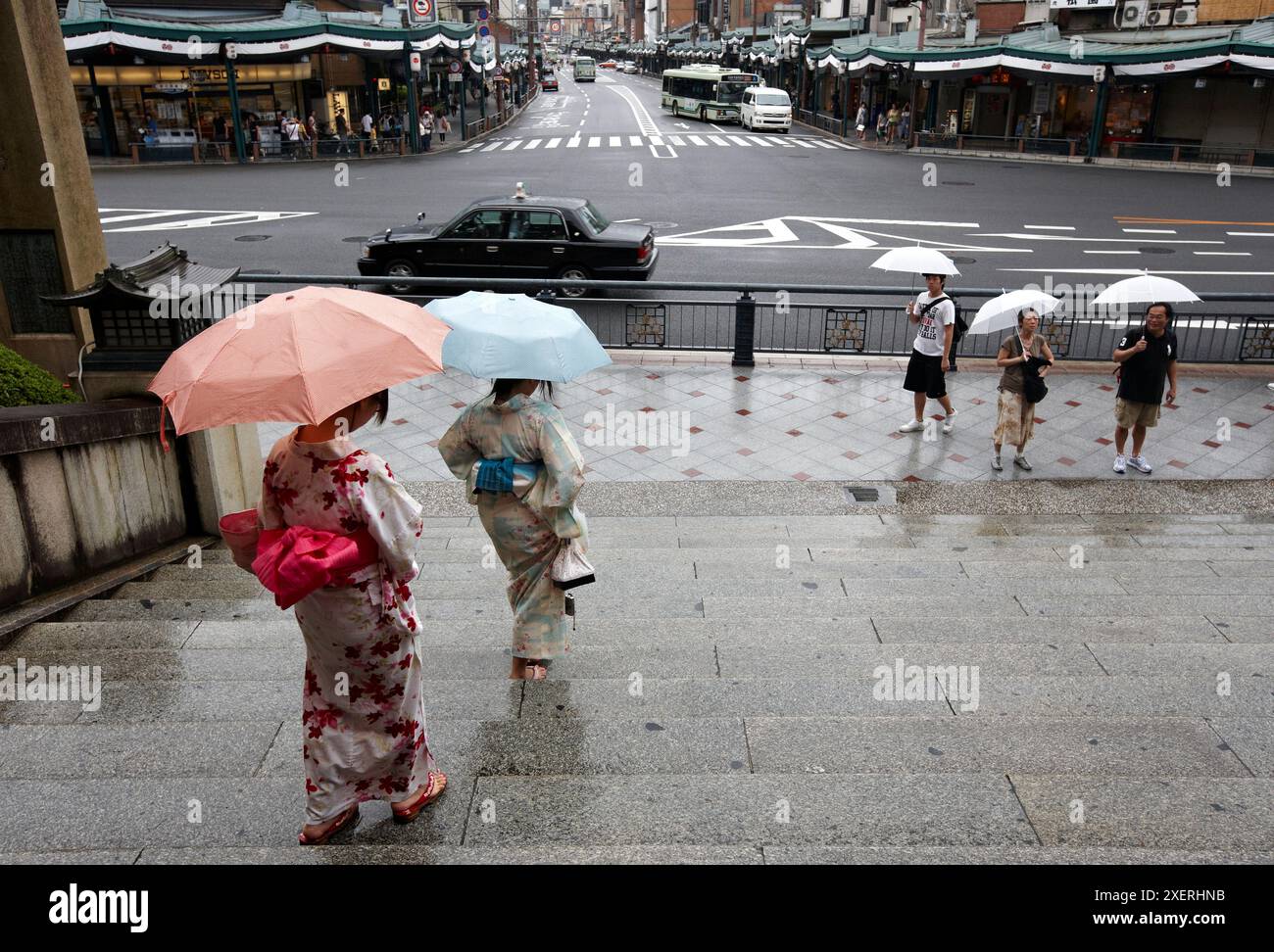 Yasaka jinja kyoto tourists hi-res stock photography and images - Alamy