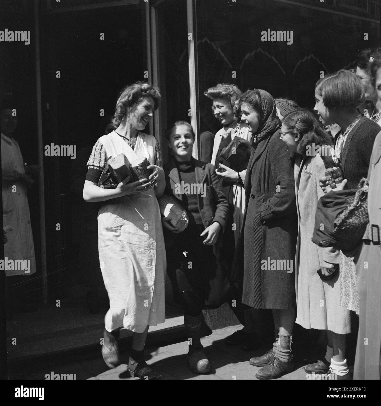 World war food queue hi-res stock photography and images - Alamy