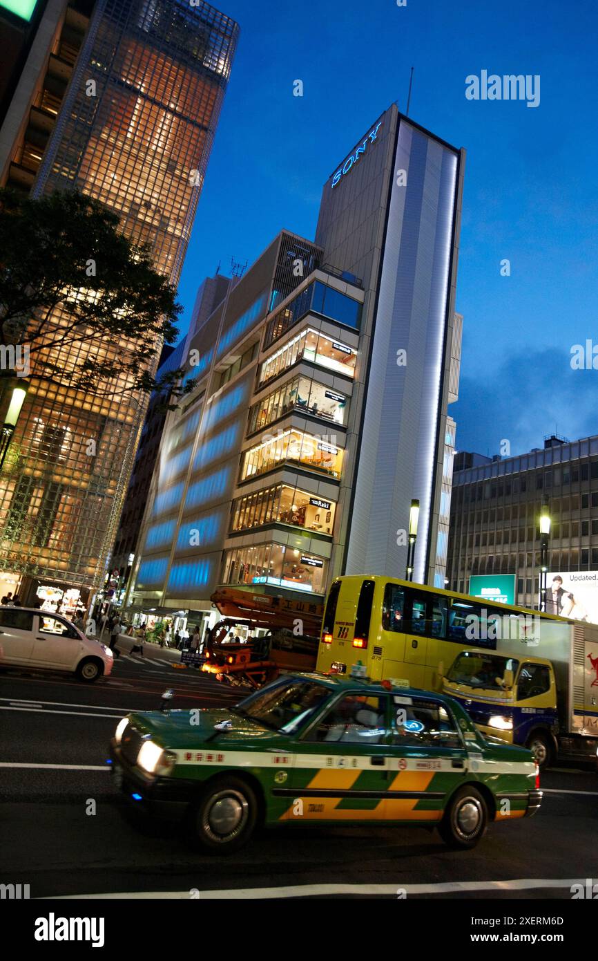 Taxis traffic ginza tokyo japan hi-res stock photography and images - Alamy