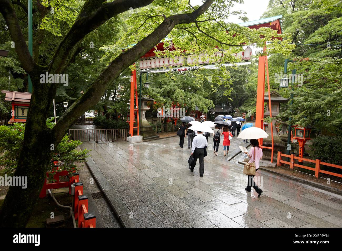 Yasaka jinja kyoto tourists hi-res stock photography and images - Alamy