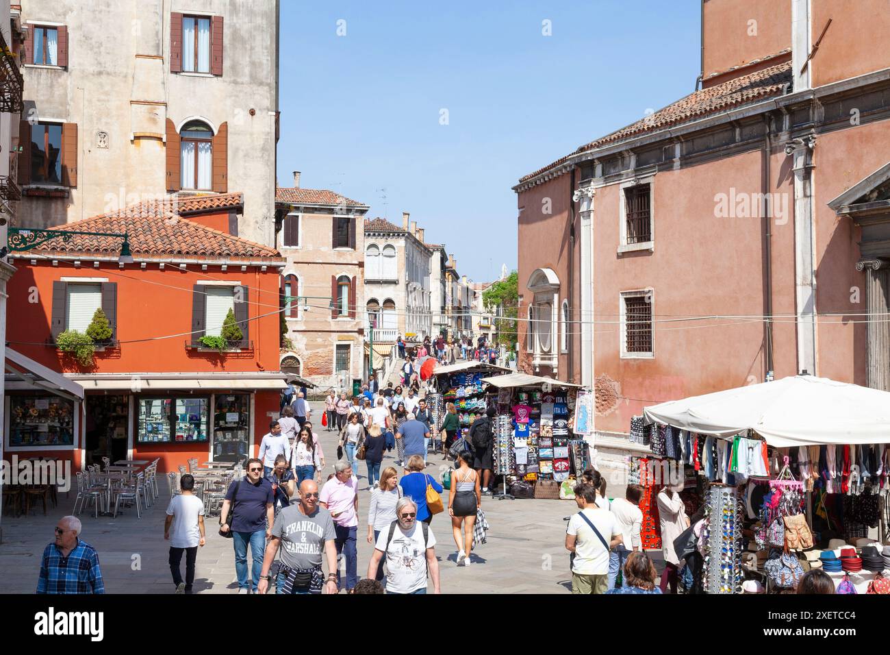 Busy street scene on Strada Nova, Cannaregio, Venice, Veneto, Italy ...