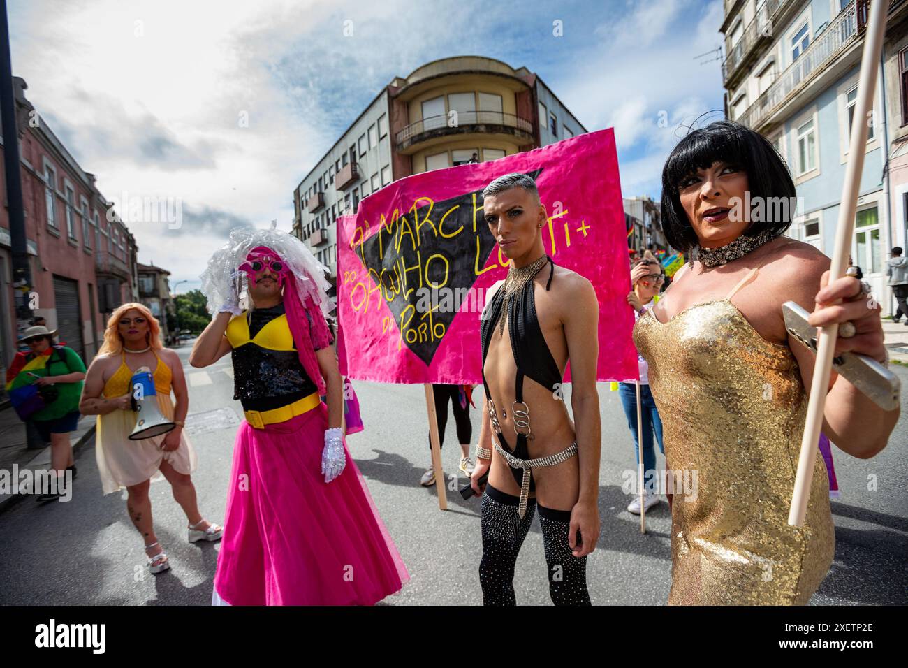 Qattiq tomoq porno Eri oldida qora tanli erkak bilan jinsiy aloqa video