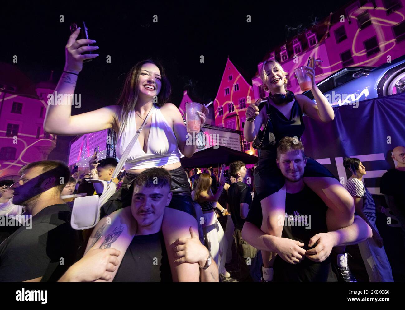 Rathausplatz: Sommernächte, Light Nights und Public Viewing in einer tropischen Nacht Augsburg Sommernächte 2024, Tag 3: Die ganze Innenstadt eine Party: Sommernächte meets Fußball: Deutschland gegen Dänemark. So war Tag drei der Augsburger Sommernächte Augsburg Sommernächte 2024, Tag 3 *** Town Hall Square Summer Nights, Light Nights and public viewing on a tropical night Augsburg Summer Nights 2024, Day 3 The whole city center a party Summer Nights meets soccer Germany vs. Denmark This was day three of the Augsburg Summer Nights Augsburg Summer Nights 2024, Day 3 B-HAUPT Stock Photo