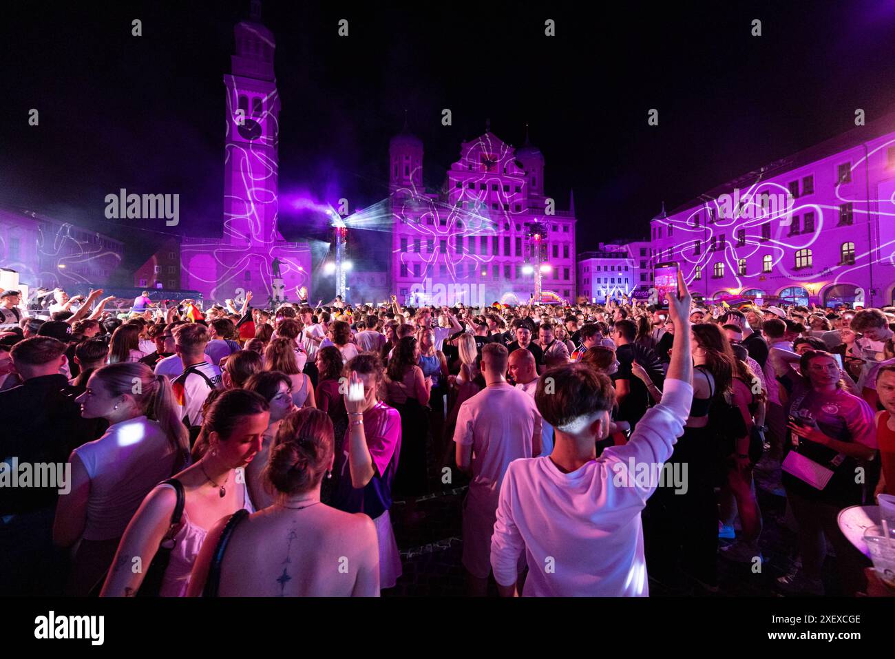 Rathausplatz: Sommernächte, Light Nights und Public Viewing in einer tropischen Nacht Augsburg Sommernächte 2024, Tag 3: Die ganze Innenstadt eine Party: Sommernächte meets Fußball: Deutschland gegen Dänemark. So war Tag drei der Augsburger Sommernächte Augsburg Sommernächte 2024, Tag 3 *** Town Hall Square Summer Nights, Light Nights and public viewing on a tropical night Augsburg Summer Nights 2024, Day 3 The whole city center a party Summer Nights meets soccer Germany vs. Denmark This was day three of the Augsburg Summer Nights Augsburg Summer Nights 2024, Day 3 B-HAUPT Stock Photo