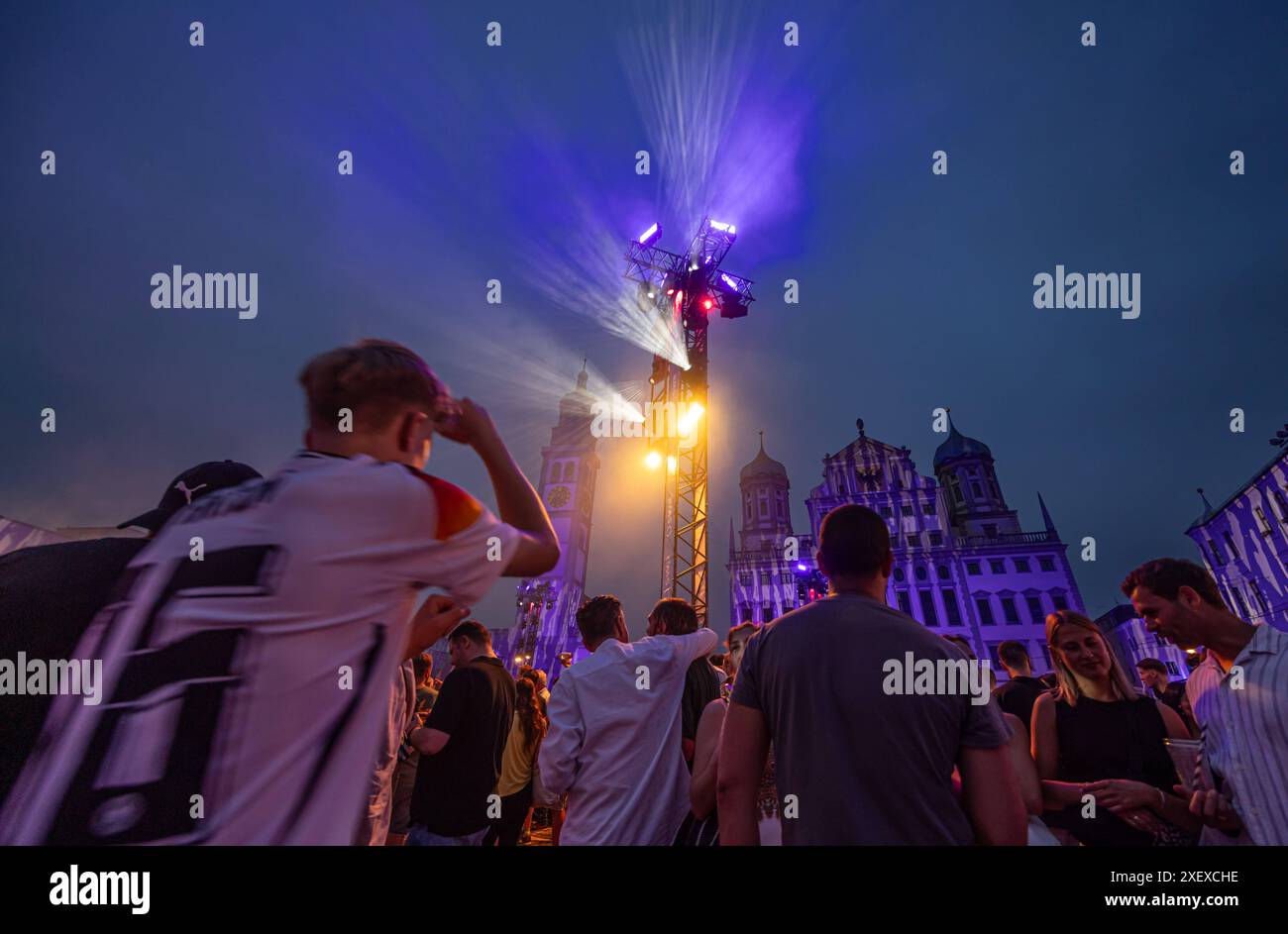 Rathausplatz: Sommernächte, Light Nights und Public Viewing in einer tropischen Nacht Augsburg Sommernächte 2024, Tag 3: Die ganze Innenstadt eine Party: Sommernächte meets Fußball: Deutschland gegen Dänemark. So war Tag drei der Augsburger Sommernächte Augsburg Sommernächte 2024, Tag 3 *** Town Hall Square Summer Nights, Light Nights and public viewing on a tropical night Augsburg Summer Nights 2024, Day 3 The whole city center a party Summer Nights meets soccer Germany vs. Denmark This was day three of the Augsburg Summer Nights Augsburg Summer Nights 2024, Day 3 B-HAUPT Stock Photo