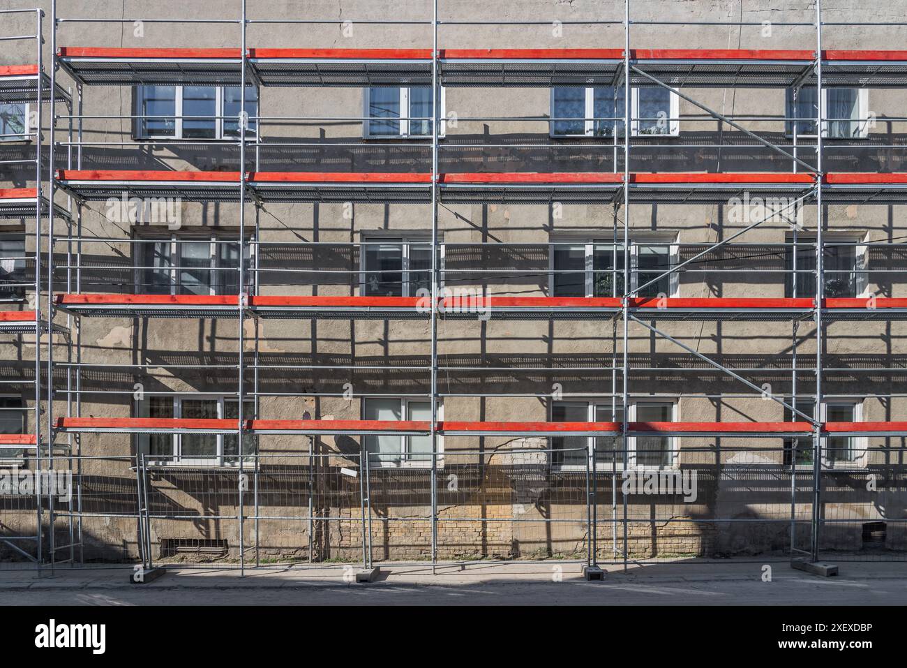 Scaffolding outside building hi-res stock photography and images - Alamy