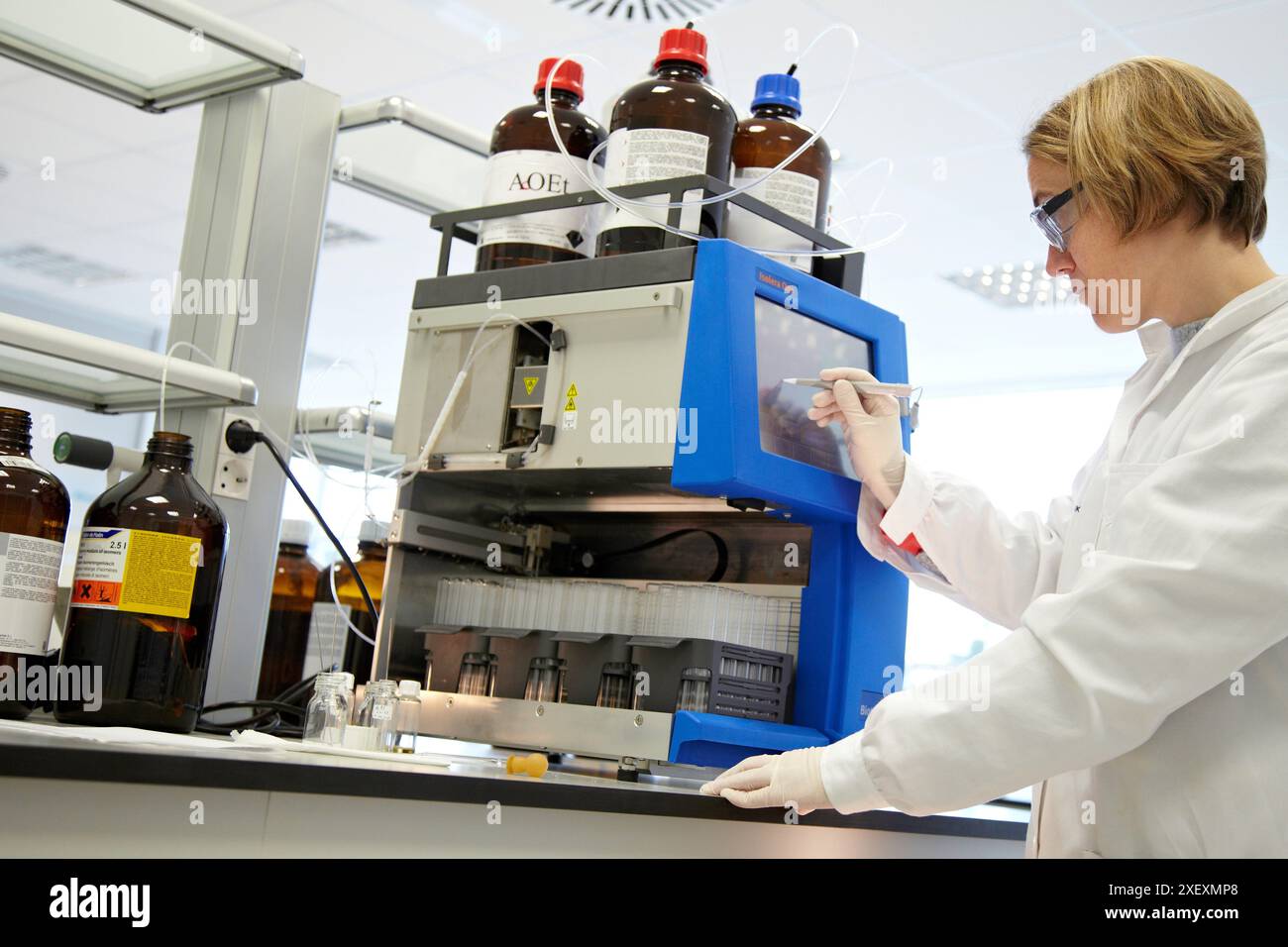 Flash chromatography, method used to purify individual chemical compounds from mixtures of compounds which differ in polarity, synthesis lab, IkerChem Stock Photo