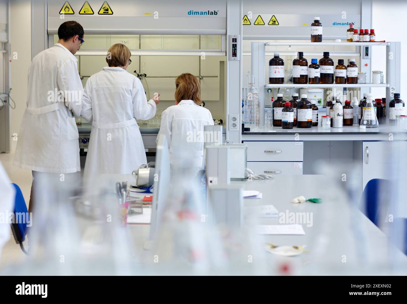 Synthesis lab, research laboratory, IkerChem research lab, design and ...