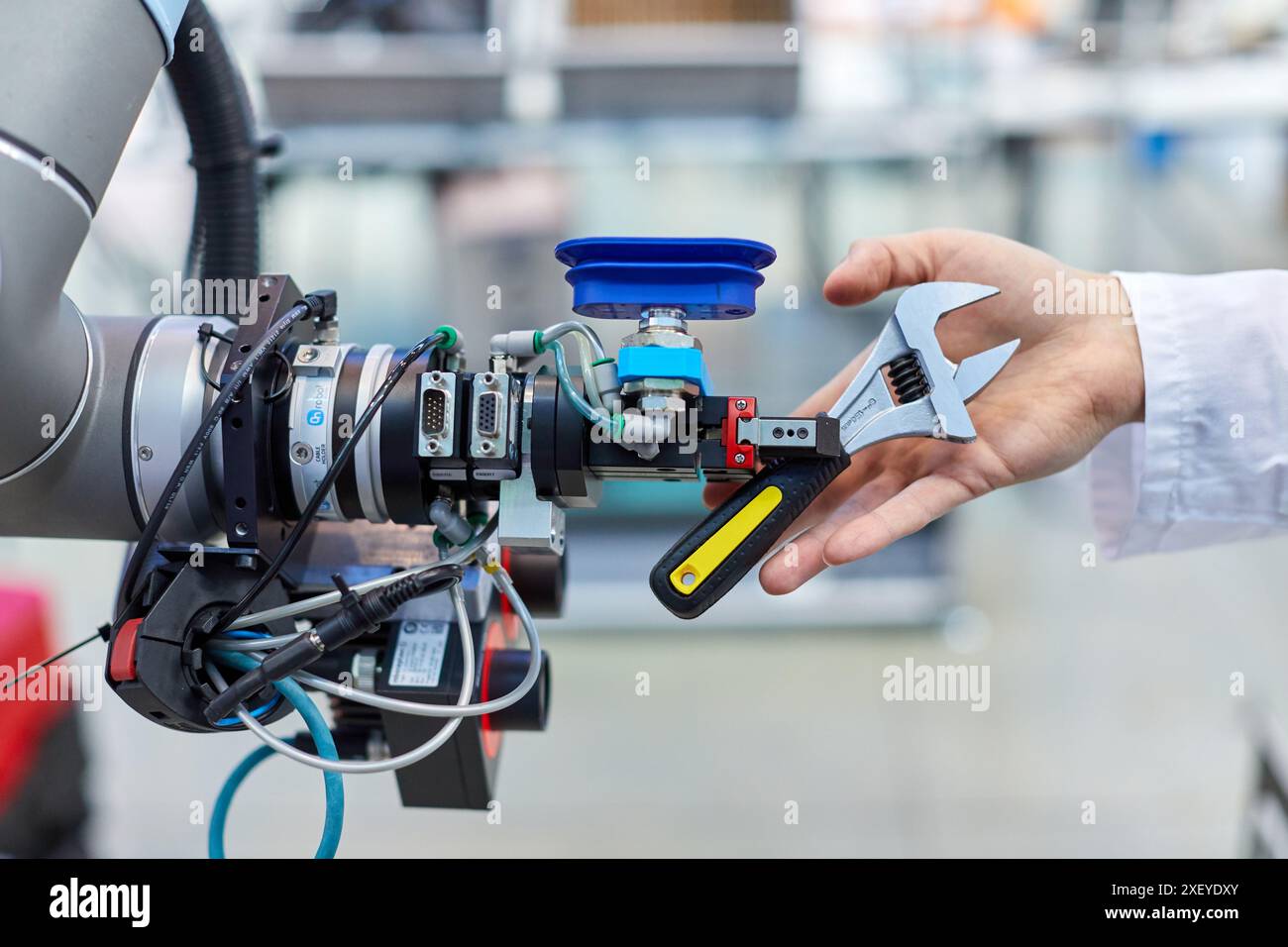 Use of flexible robotics in industrial manufacturing processes, Mobile ...