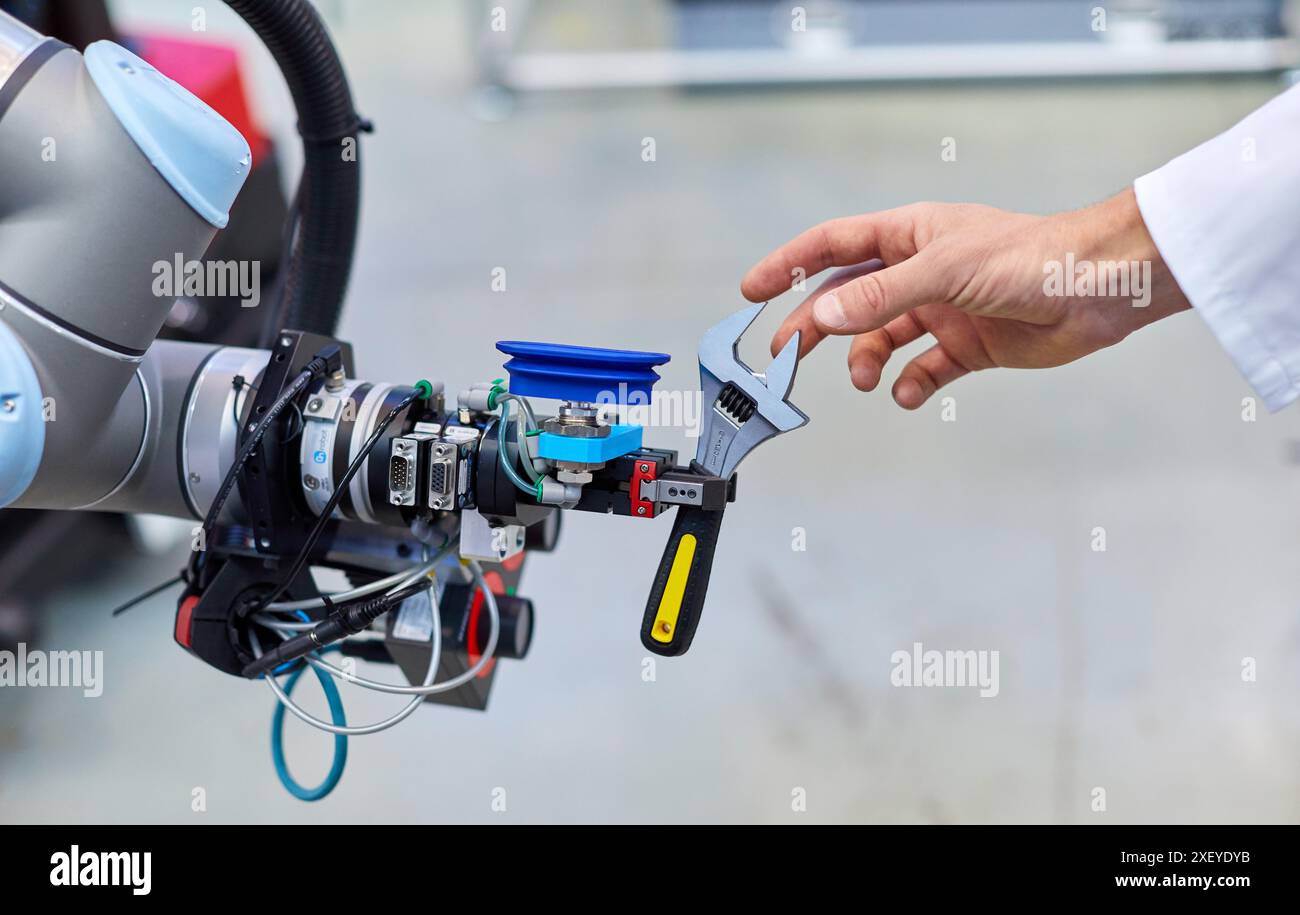 Use of flexible robotics in industrial manufacturing processes, Mobile ...