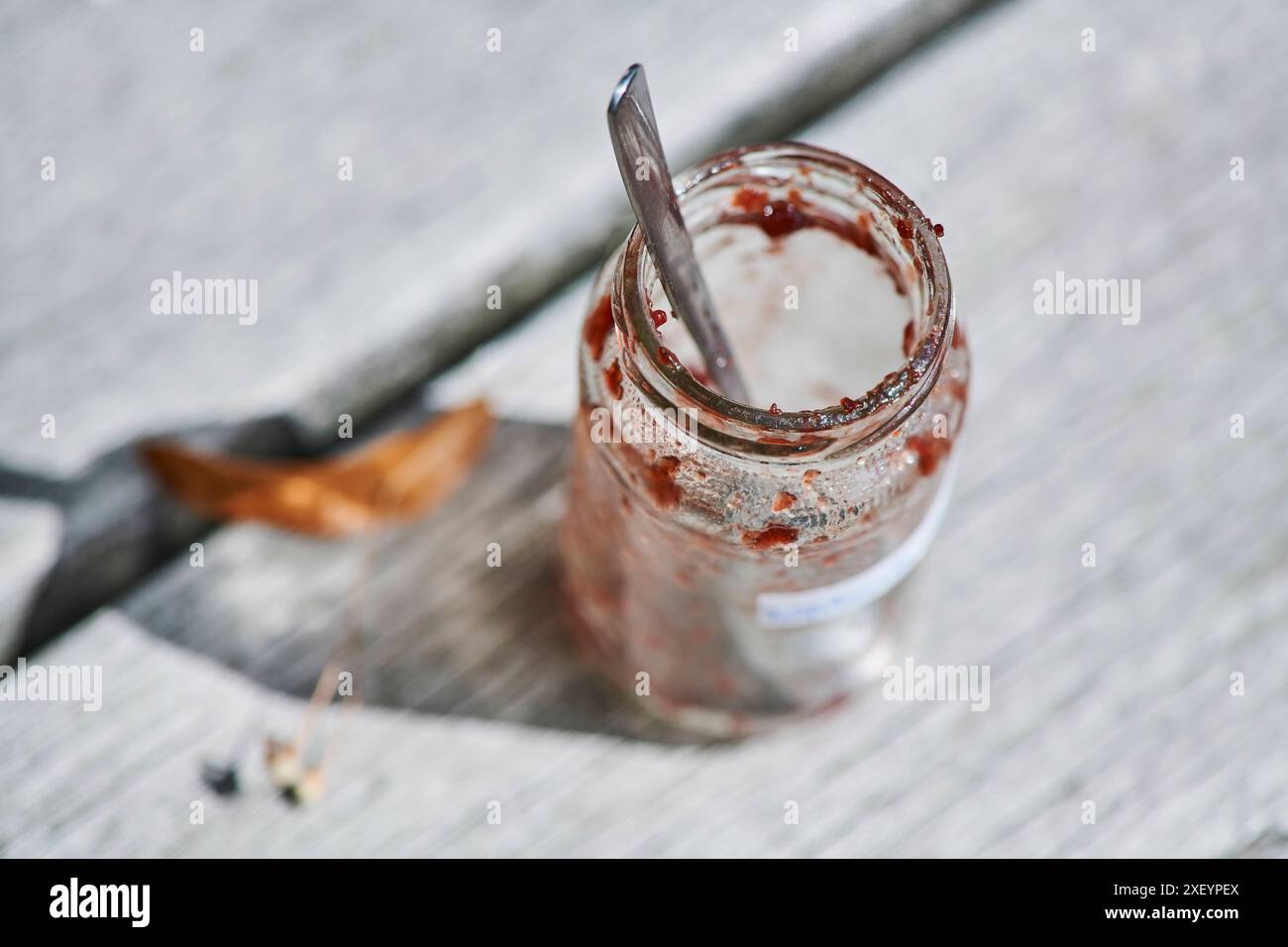 Glasgefäß, leeres Marmeladenglas mit Löffel, leergegessen, Leere Wertstoff Glas *** Glass jar, empty jam jar with spoon, empty jar, empty recyclable jar Stock Photo
