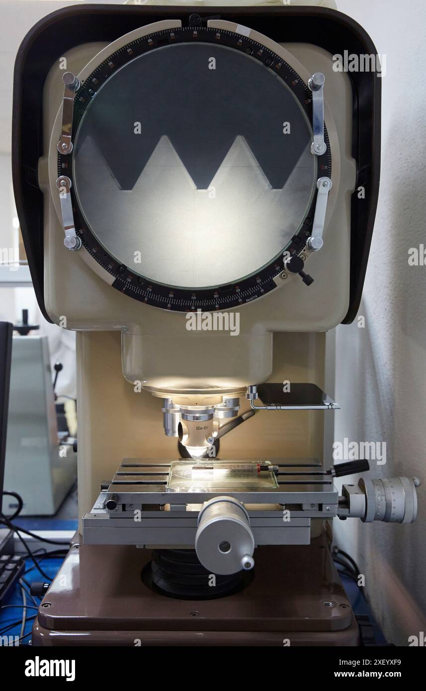 Proyector Dimensional Gear profile hi-res stock photography and images - Alamy