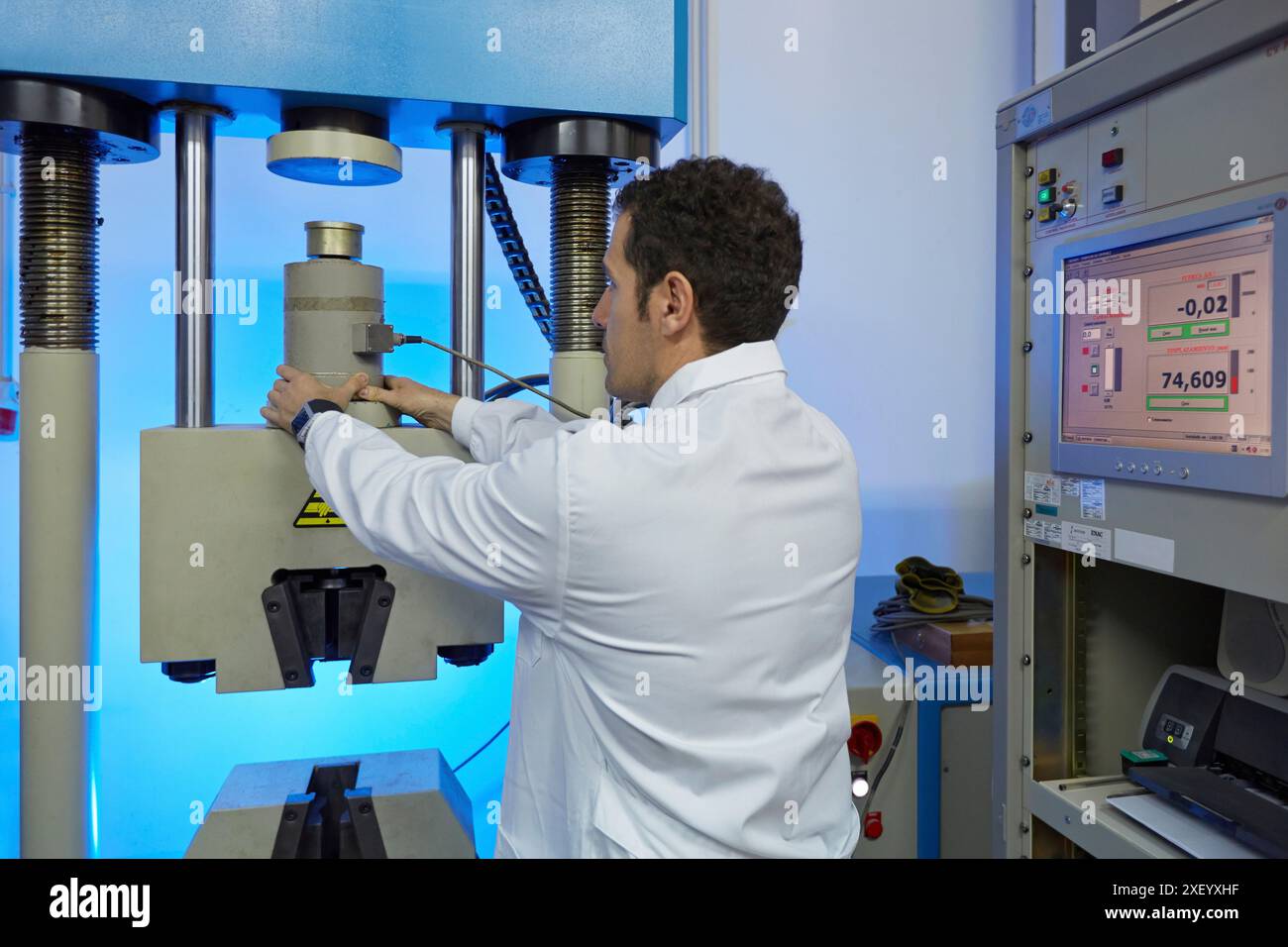 Force calibration mechanical metrology hi-res stock photography and ...