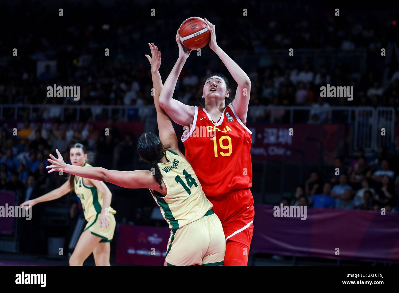 (240630) SHENZHEN, June 30, 2024 (Xinhua) Zhang Ziyu (R) of China