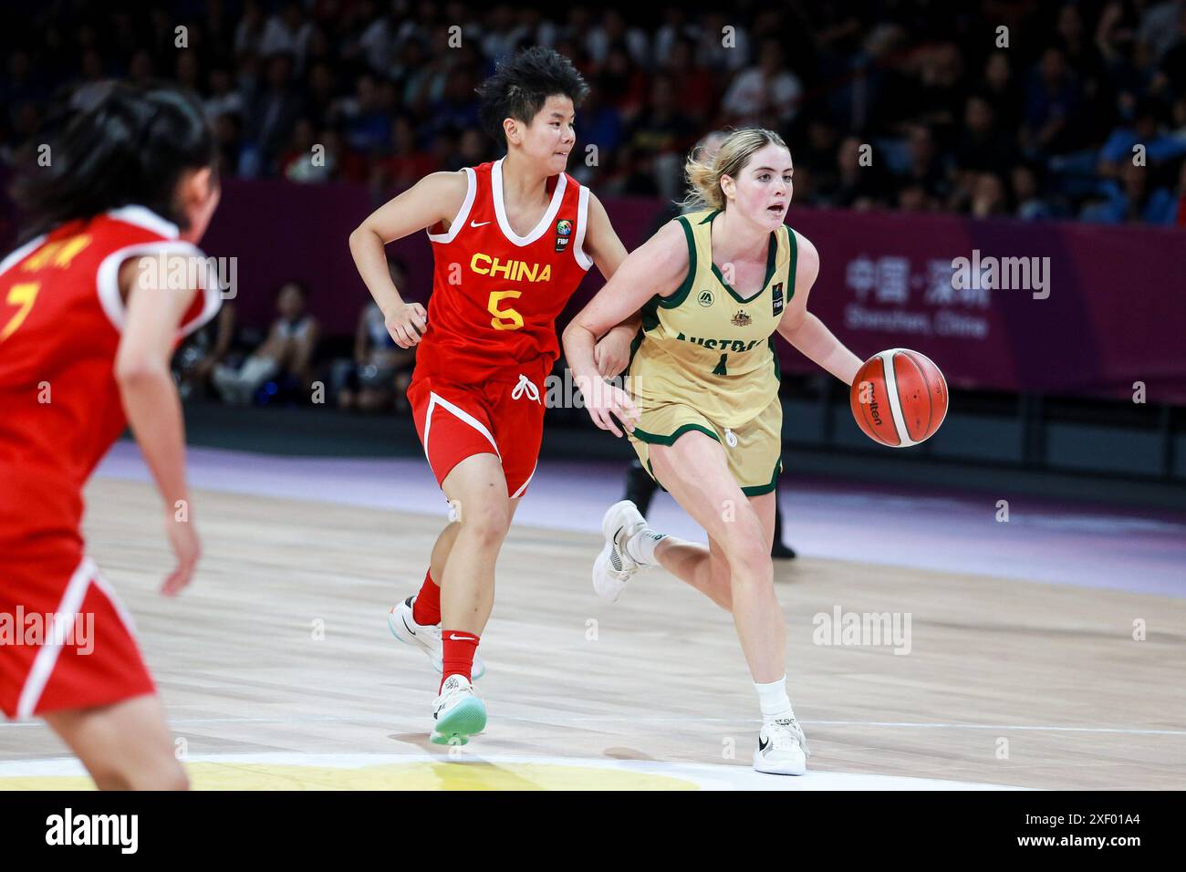 (240630) SHENZHEN, June 30, 2024 (Xinhua) Saffron Shiels (R) of