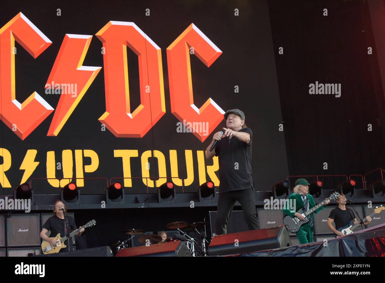 Stevie Young, Brian Johnson, Angus Young und der Bassist Chris Chaney ...