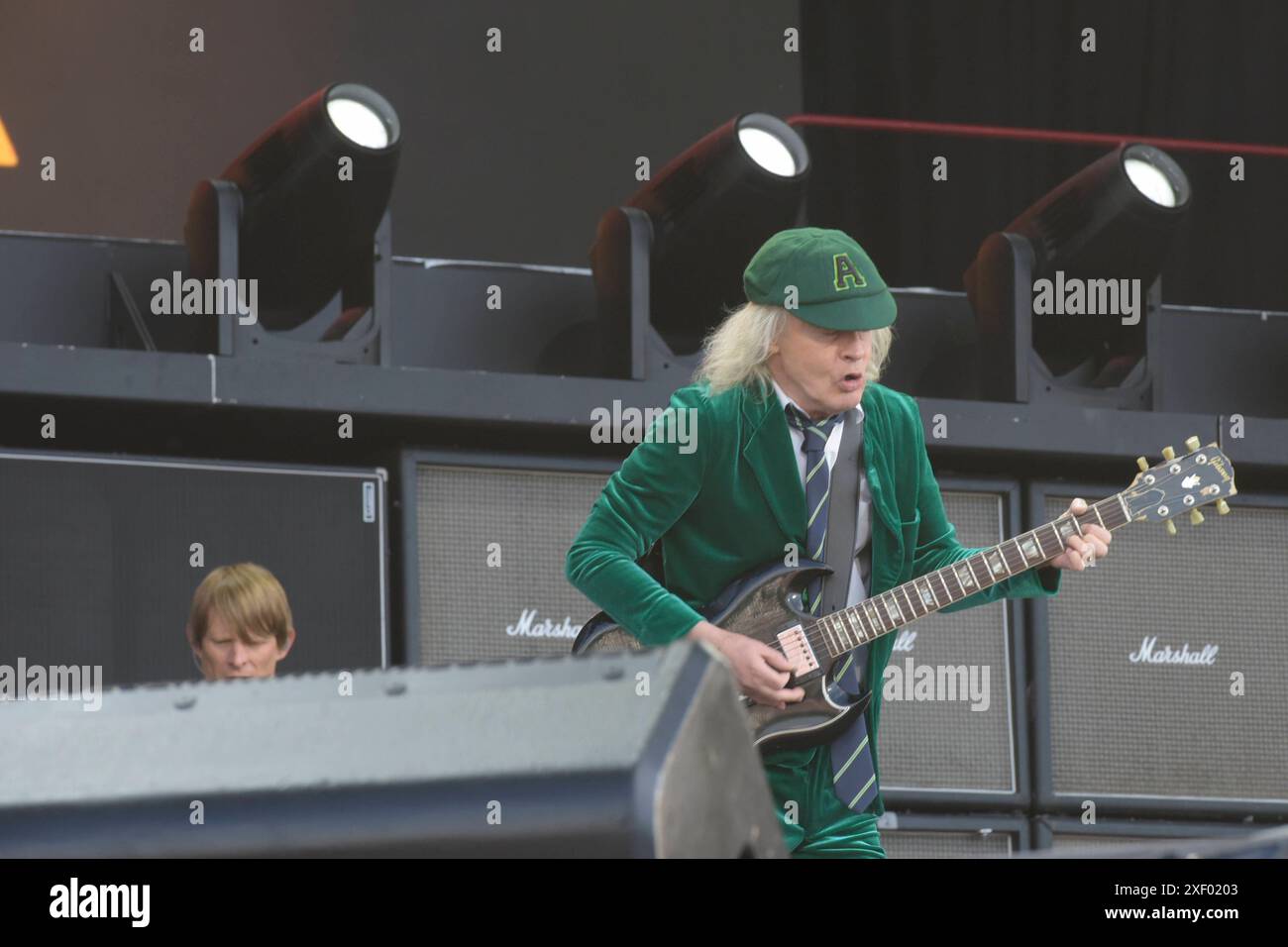 Angus Young und der Bassist Chris Chaney geben mit ihrer Band AC/DC ein ...
