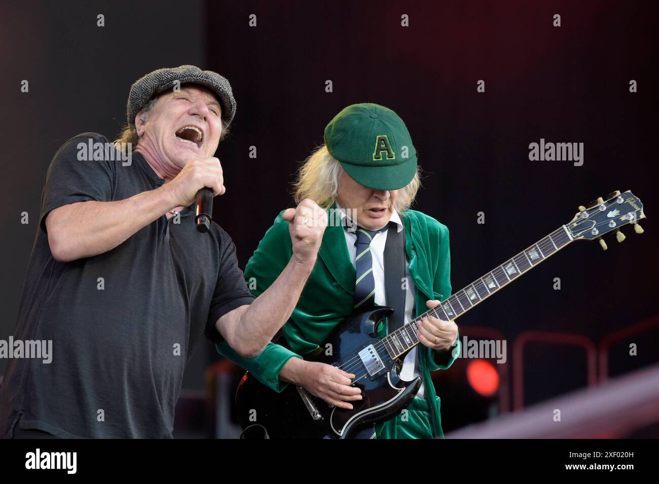 Brian Johnson und Angus Young geben mit ihrer Band AC/DC ein Konzert ...