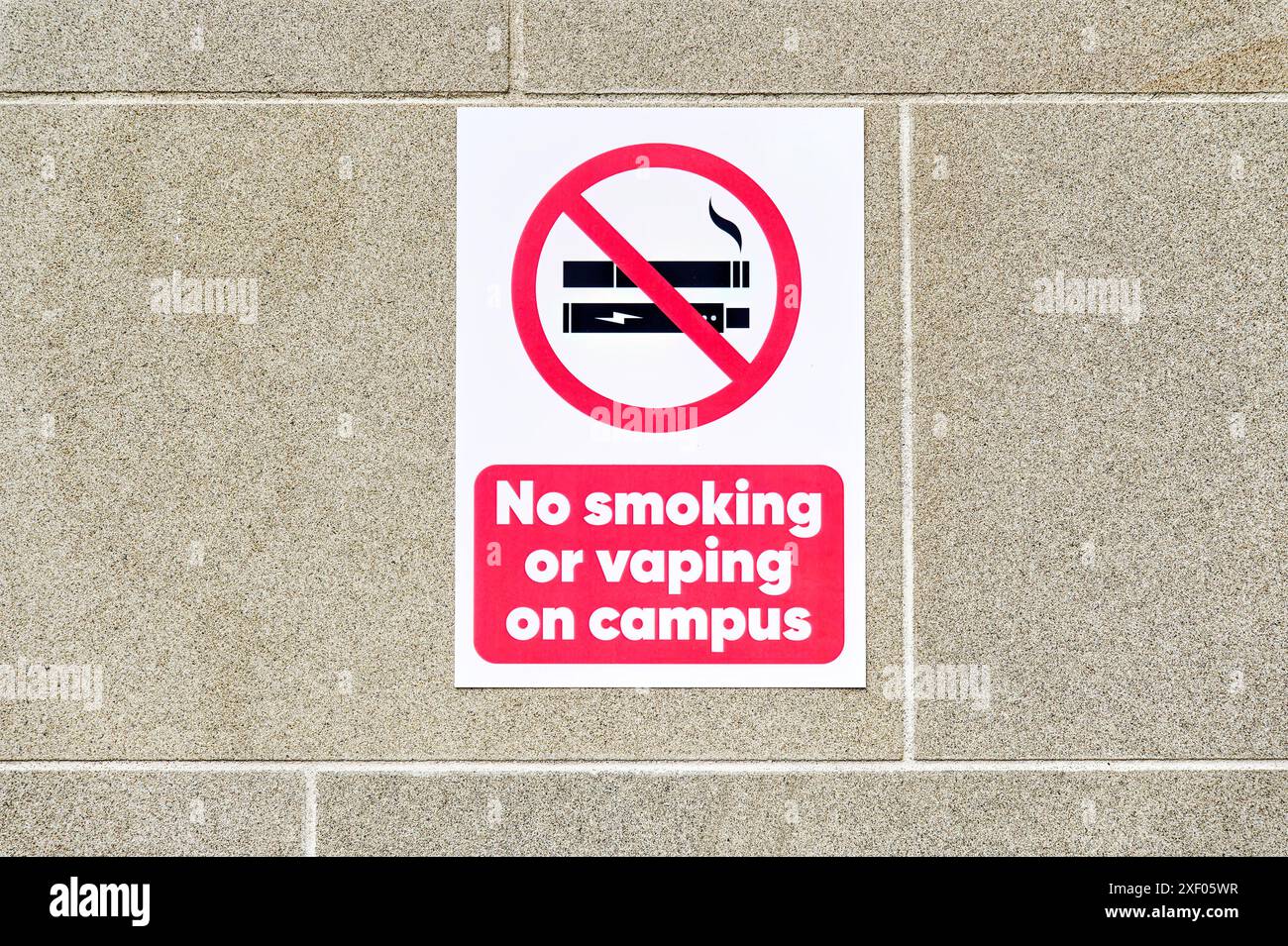 University Smoking Smoking teenagers campus hi-res stock photography and images - Alamy