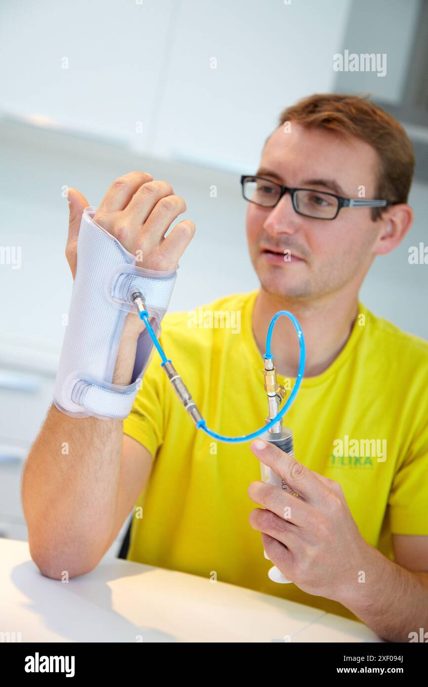 Splint prototype built variable stiffness textile and automatic ...