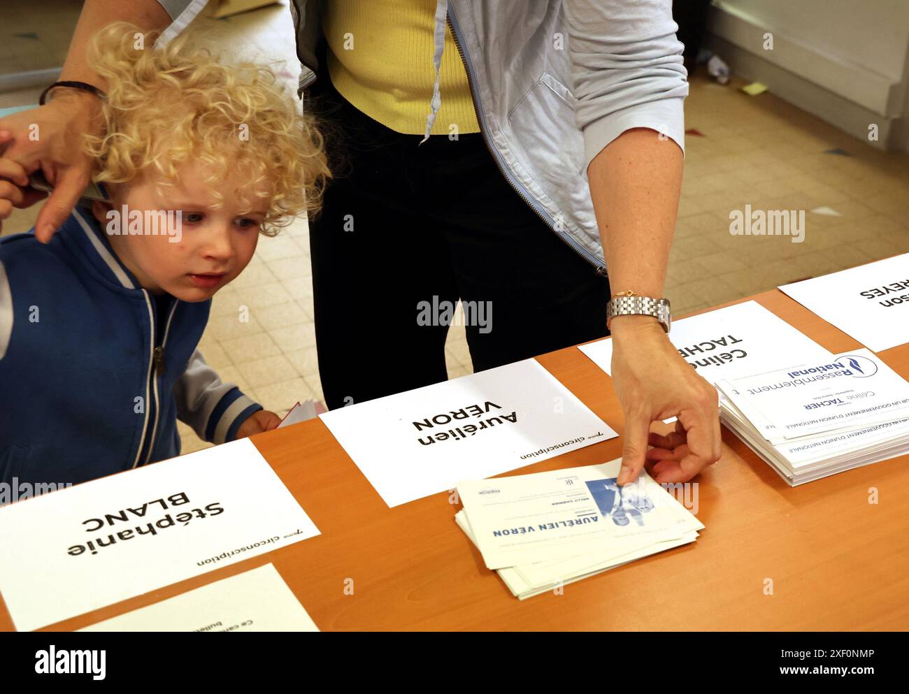paris-france-30th-june-2024-voters-line-up-to-cast-their-ballot-during-the-first-round-of-parliamentary-elections-in-paris-france-on-sunday-june-30-2024-the-divided-country-is-voting-in-high-stakes-snap-elections-that-could-see-marine-le-pens-far-right-rassemblement-national-sweep-to-power-in-a-historic-first-photo-by-maya-vidon-whiteupi-credit-upialamy-live-news-2XF0NMP.jpg