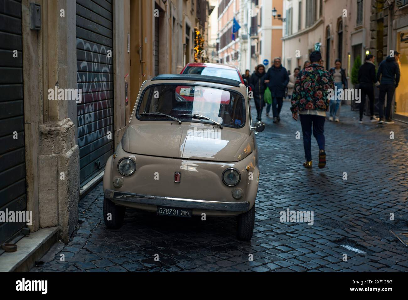 Streets of rome hi-res stock photography and images - Alamy