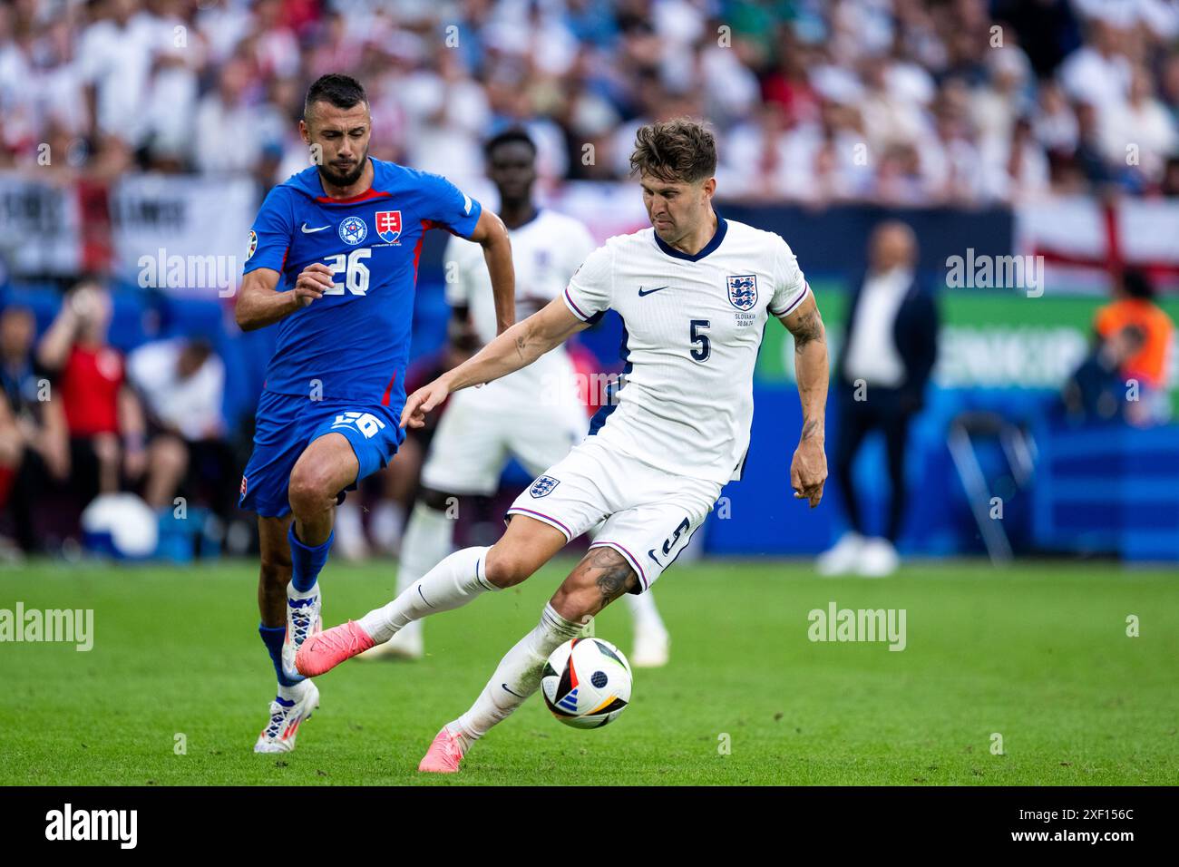John Stones (England, 05) im Zweikampf mit Ivan Schranz (Slowakei, 26