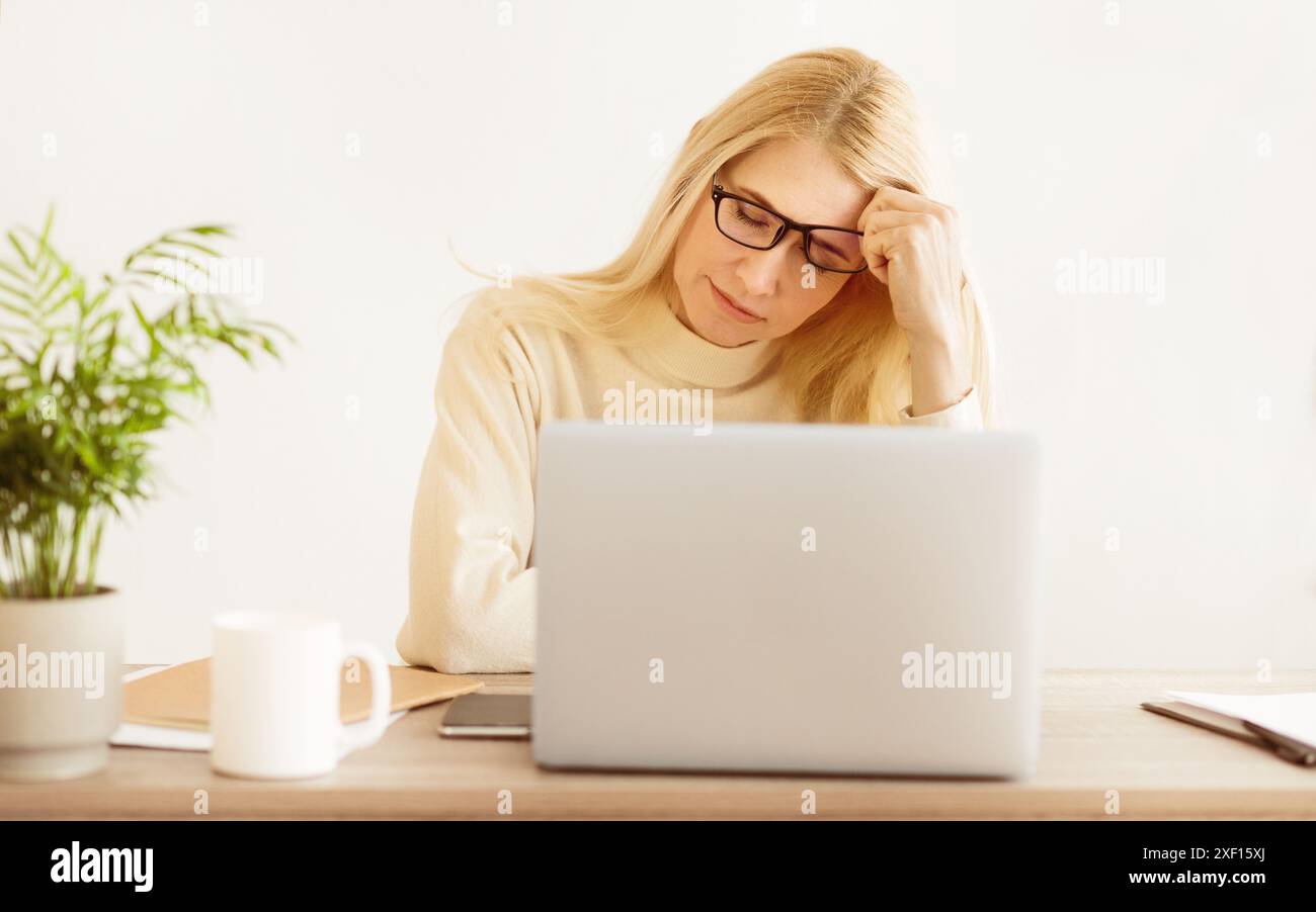 Feeling Raggedy Office worker feeling despair sitting hi-res stock photography and ...