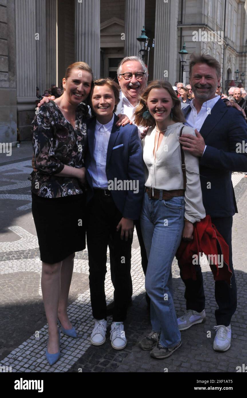 Copenhagen /Denmark./ 27June 2019/ Denmark's new prime miniter Ms.mette Frederiksen greets her father and two children and her boy friend Bo tengberg after ptresenting her minister team to queen margrethe II of denamrk and pres media at infront the Amalienborg Palace in danish capital Copenhagen, she is 2nd ocial democrat prime minister and she is 2nd.female social democrate denmark prime minister, she with her family .. (Photo..Francis Dean / Deanpictures. Stock Photo