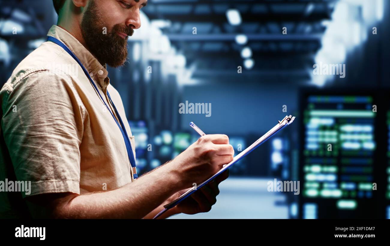 Supervisor in data center using hi-res stock photography and images - Alamy