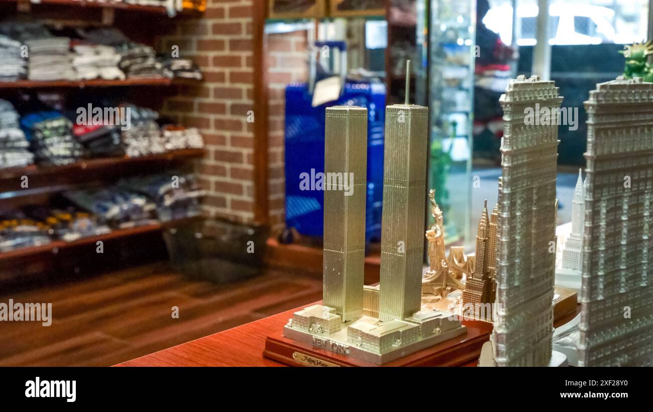 Empire state building souvenirs hi-res stock photography and 