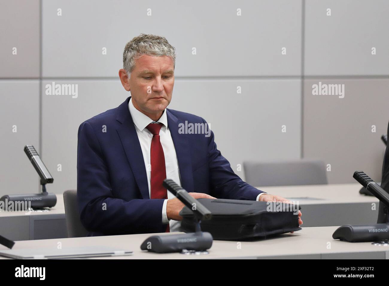 Halle Saale, Sachsen-Anhalt, Deutschland, 01.07.2024: Justizzentrum: 2. Prozess gegen Thüringens AfD-Landeschef Björn Höcke - 3. Verhandlungstag: Björn Höcke zum Auftakt des Prozesstages den Gerichtssaal *** Halle Saale , Saxony-Anhalt, Germany, 01 07 2024 Justice Center 2 Trial against Thuringias AfD state leader Björn Höcke 3 Trial day Björn Höcke enters the courtroom at the start of the trial day Copyright: xdtsxNachrichtenagenturx dts 42852 Stock Photo