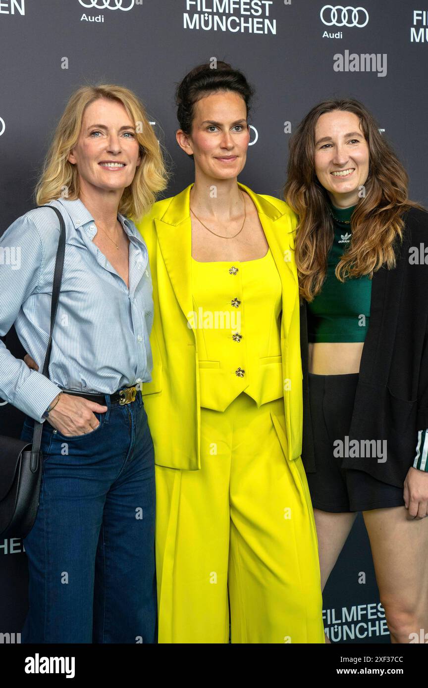 Maria Furtwängler, Saralisa Volm und Lena Fakler bei der Premiere des