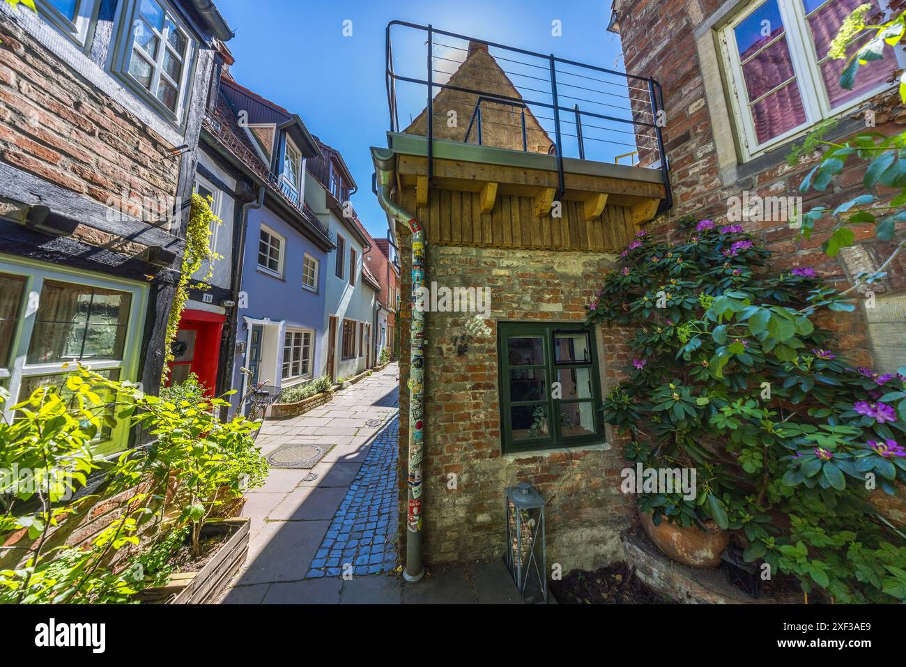 The smallest house in Germany is located in Bremen's Schnoor district and measures 4.5 square meters. The house is now a vacation apartment. Das kleinste Haus Deutschlands (The smallest house in Germany). Hinter der Balge, Bremen, Germany Stock Photo