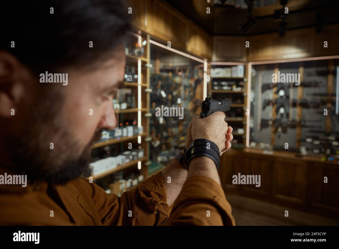 Man gunpoint hi-res stock photography and images - Alamy