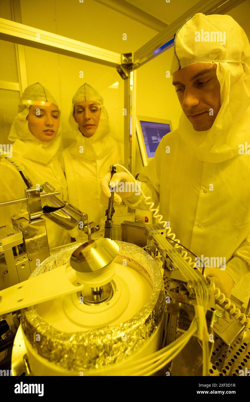 Clean room manufacturing silicon wafers hi-res stock photography and ...